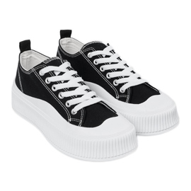 Sorte og hvide sneakers med en tyk sål
