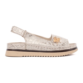 Goodin Lys beige sandaler på platformen med en pin