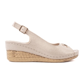 Goodin Lys beige kilesandaler med en spænde og et ornament