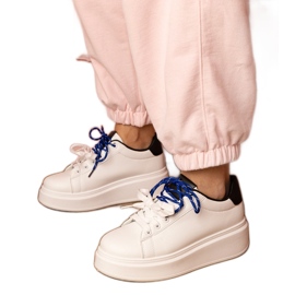 Hvide sports -sneakers på platformen