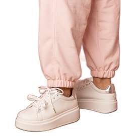 Hvide og sølvsport sneakers på platformen