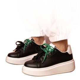 Sorte sports -sneakers på platformen