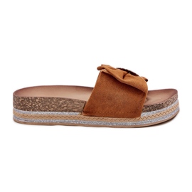 Kvinders flip flops på platformen med en bue og en dekorativ kamelbroche brun