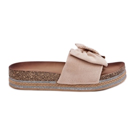 Kvinders flip flops på platformen med en bue og en dekorativ broche beige