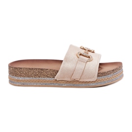 Kvinders flip flops på platformen med et gyldent ornament og beige glitter