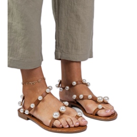 Brun kvinders sandaler dekoreret med perler