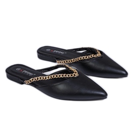Sort elegant flip -flops dekoreret med en kæde