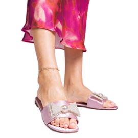 Pink satin flip flops med en bue i perler lyserød