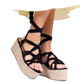 Sorte espadriller på en høj platform