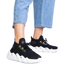 Sorte sports -sneakers på en massiv sål