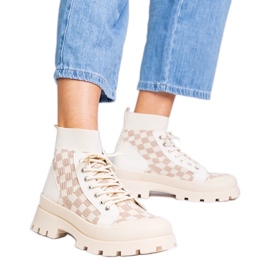 Beige støvler sneakers på platformen