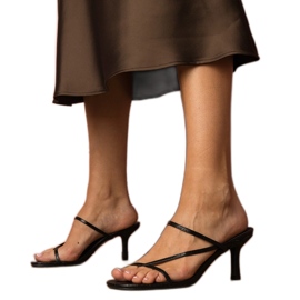 Sort elegante flip flops på en høj hæl