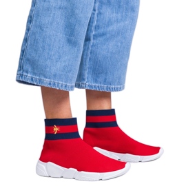 Røde sports -sneakers med en soking øvre