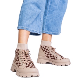 Brune støvler sneakers på platformen