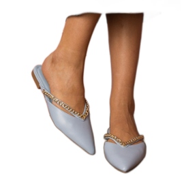 Blå elegant flip -flops dekoreret med en kæde