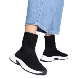 Sorte sports -sneakers -støvler med en sok øvre