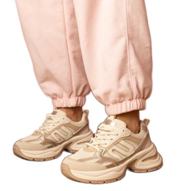 Beige sport sneakers på en massiv sål
