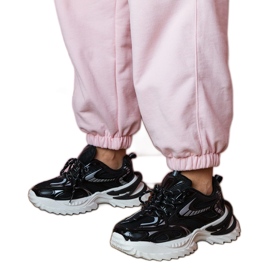 Sorte sports -sneakers på en stilfuld sål