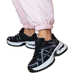 Sorte sports -sneakers på en massiv sål