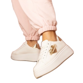 Hvide sneakers med et gyldent hjerte og en zirkonstifter