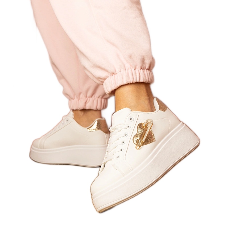 Hvide sneakers med et gyldent hjerte og en zirkonstifter