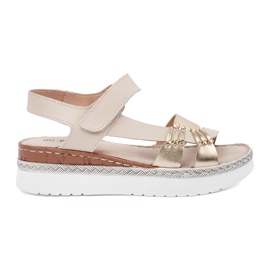 Goodin Beige sandaler på en platform med en metallisk dekoration