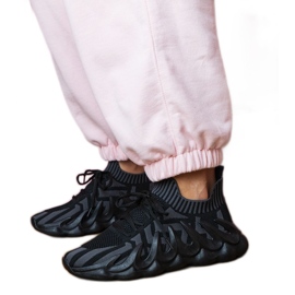 Sorte sports -sneakers på en massiv sål
