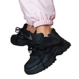 Sorte sneakers på en massiv sål med zirkoner