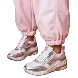 Hvide sneakers med zirkoner og en metallisk indsættelse