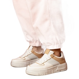 Hvide og beige sports -sneakers på platfotm