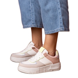 Hvide og grå sports -sneakers på platfotm