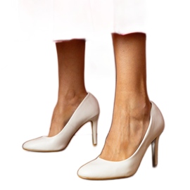 Hvide klassiske pumper på en Eco -Leather High Heel