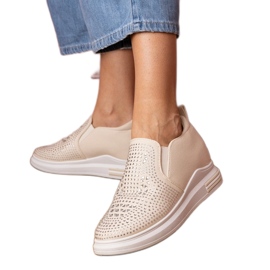 Beige kvindes sneakers med zirkoner på en skjult kile