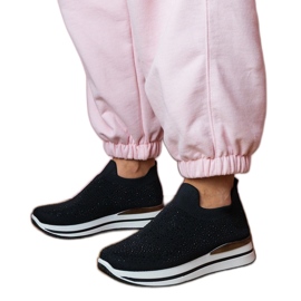 Sorte kvindes sneakers på platformen med zirkoner