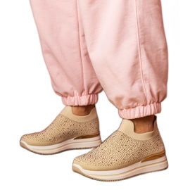 Beige kvindes sneakers på platformen med zirkoner