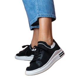 Sorte kvinders sneakers på platformen med snørebånd