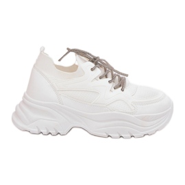 Kvinders sneakers på en dekorativ platform hvid snøring
