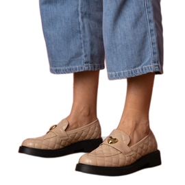 Beige quiltede loafers dekoreret med hjerte