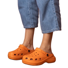 Orange bygget -up flip -flops på platformen