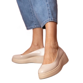 Beige -varnerede sko på platformen