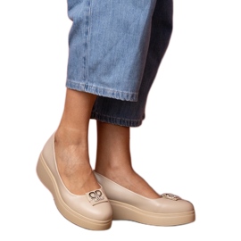 Beige sko på platformen med en zirkondekoration