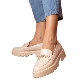 Beige lakerede loafers med en zirkon sommerfugl