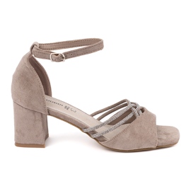 Goodin Beige ruskind sandaler på stolpen