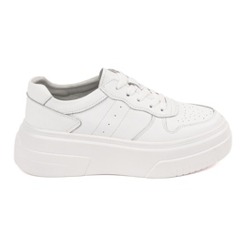 Hvide sneakers på Sergio Leone -læderplatformen