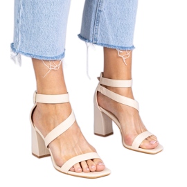 Beige sandaler på stolpen med en spænde