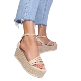 Beige espadrilles på platformen