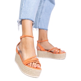 Orange espadrilles på platformen