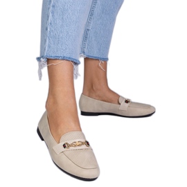 Beige loafers med en mat finish med en gylden dekoration