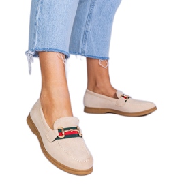 Beige loafers fra Ekozamsz med en gylden dekoration