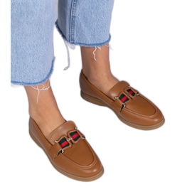 Brune loafers med øko -sneder med et ornament